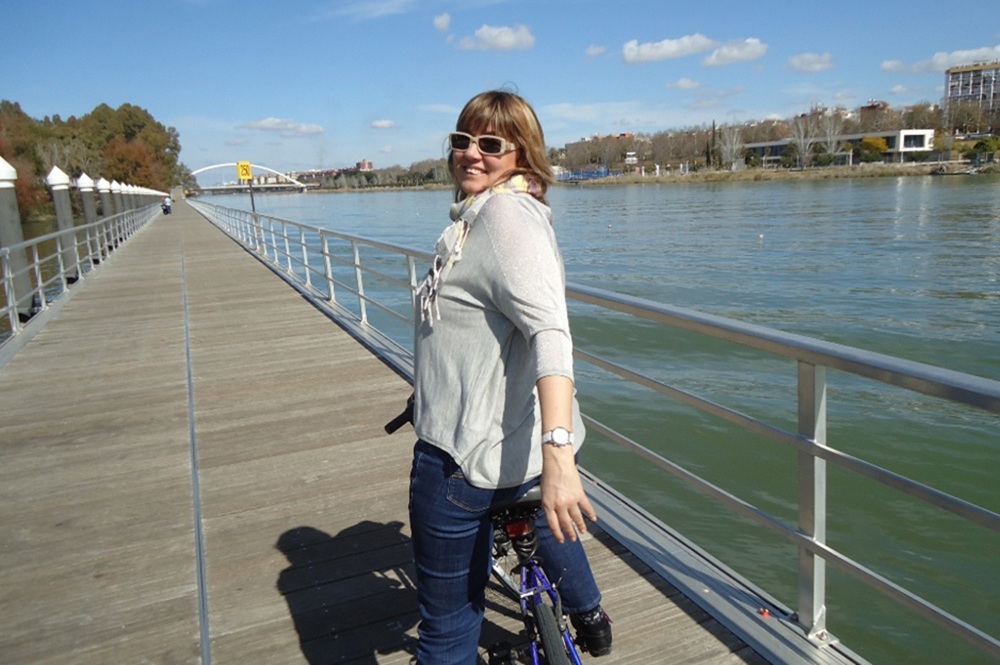 Beatriz en una visita en bicicleta